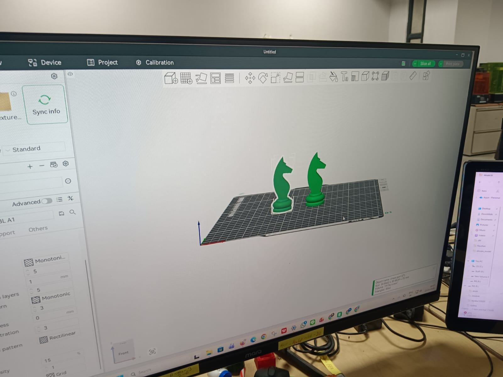 Two knights placed on the build plate in Bambu Studio