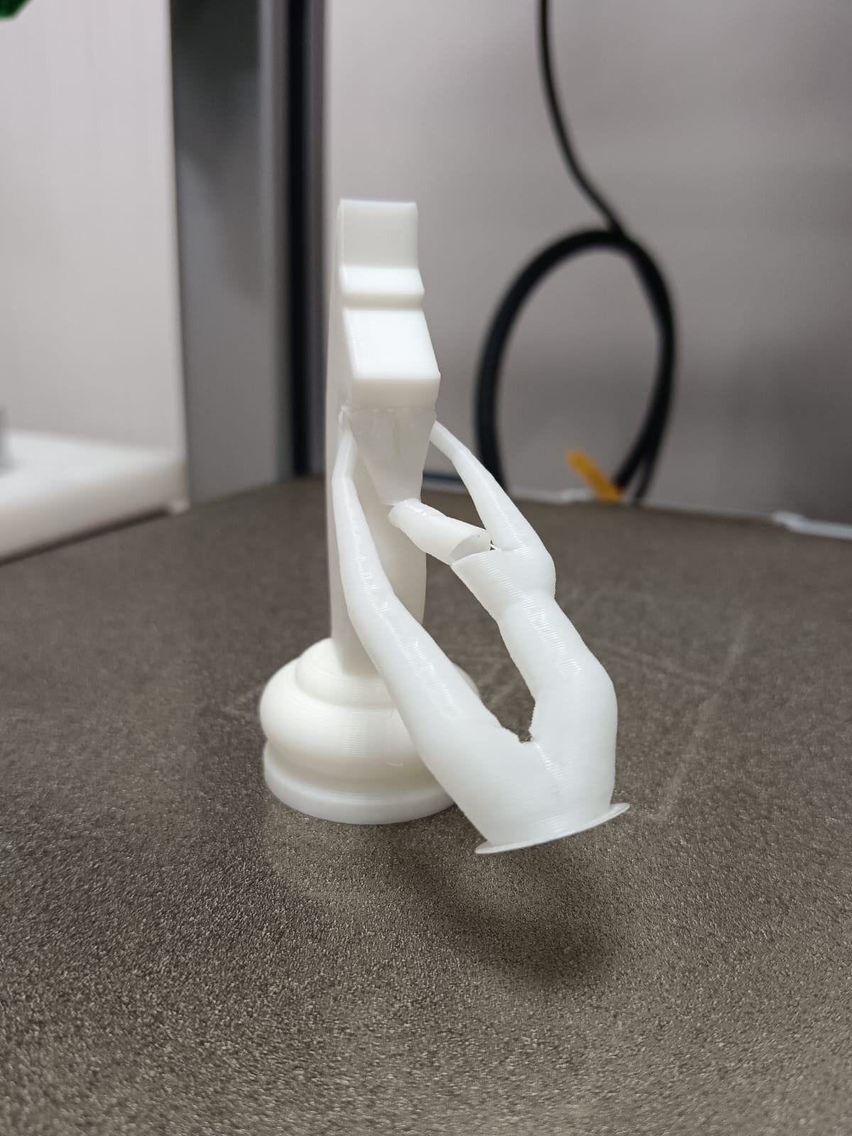 The low-resolution knight held in a hand, broken at the center after support removal