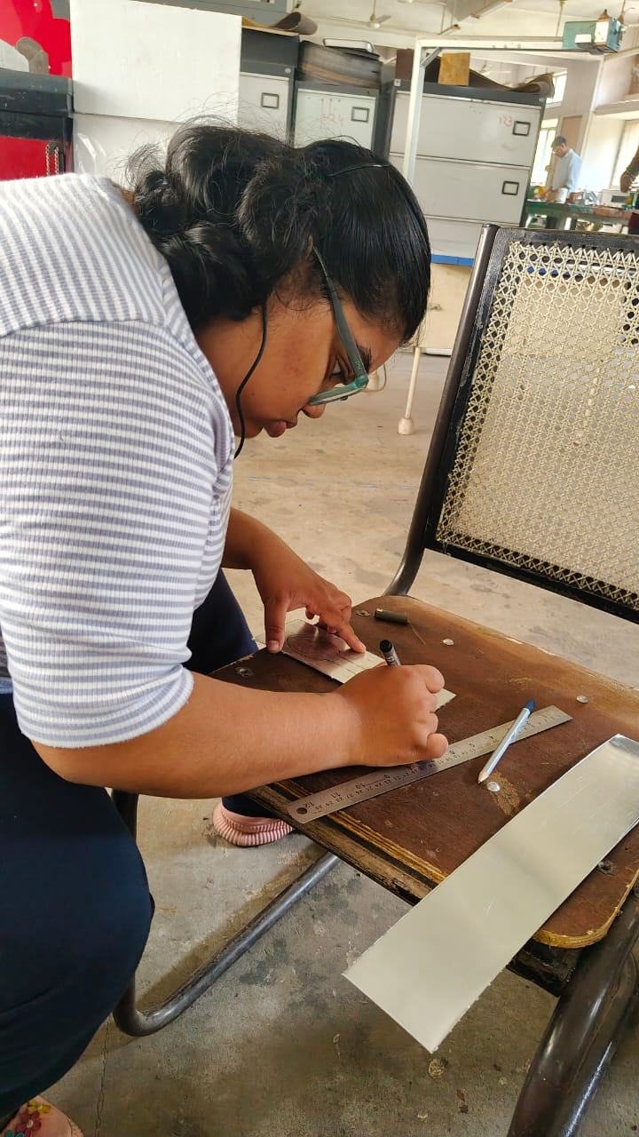 Marking a cutlery outline on a sheet