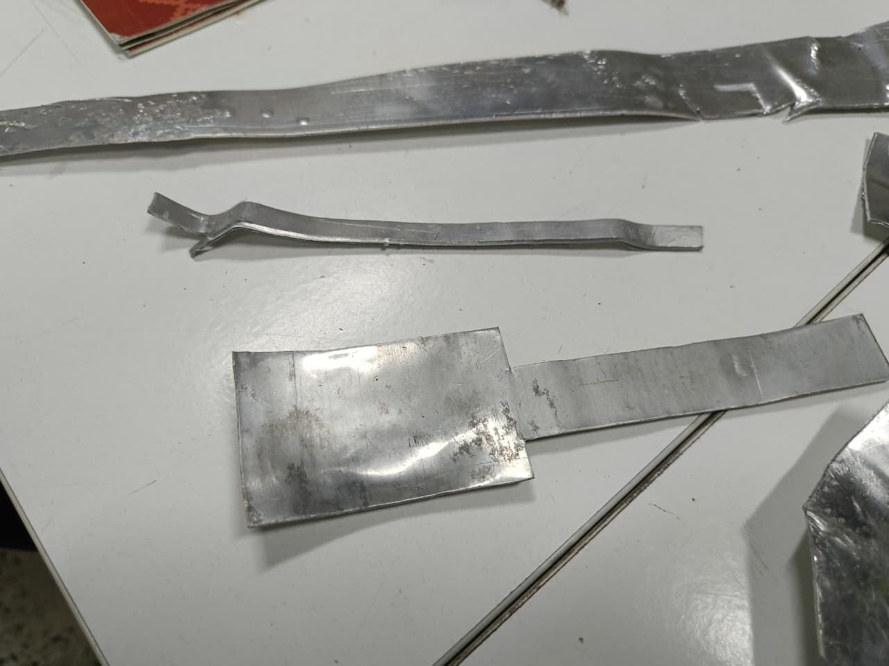 Flat aluminium strips and a rough blade piece