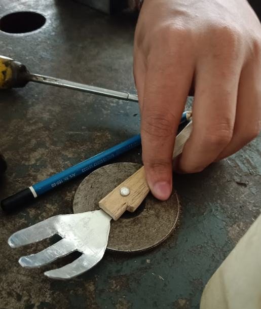 Fixing a fork head to a handle with a rivet