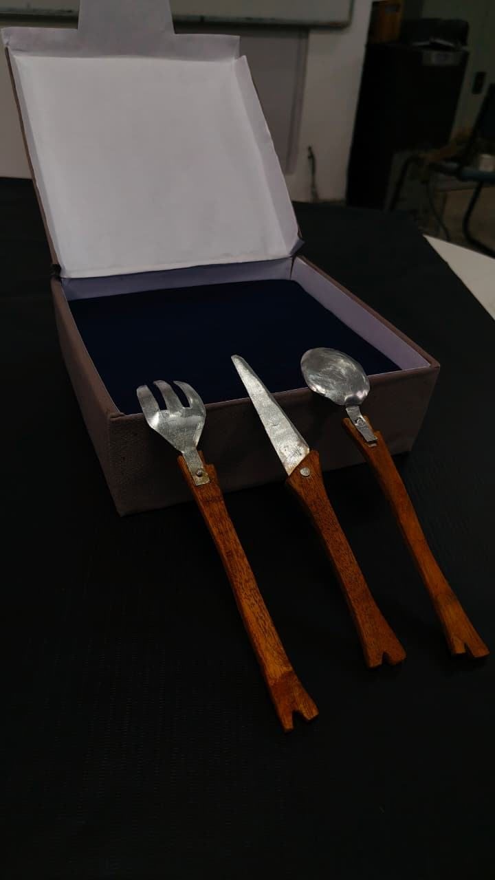The set in a dark box with a blue lining